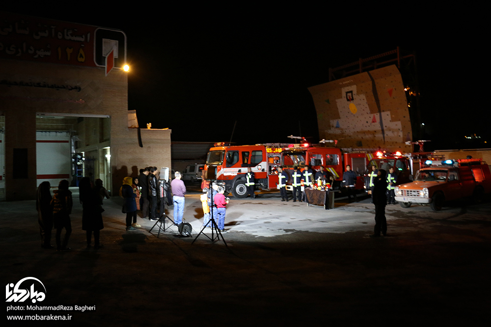 همدردی آتش نشانی دیزیچه با آتش نشانان حادثه پلاسکو/ تصاویر