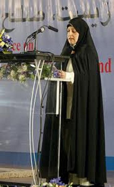 اولین زنی که پیش از خطبه‌های نماز جمعه سخنرانی می کند