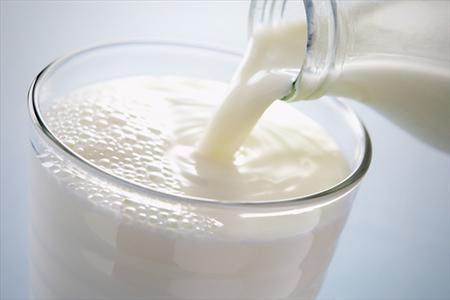 آیا می دانید چرا رنگ شیر سفید است؟