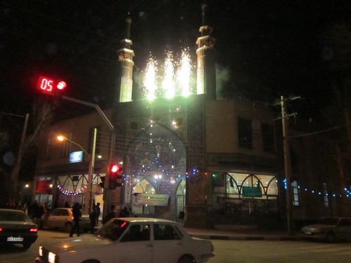 طنین ندای الله اکبر در شب سالگرد پیروزی انقلاب اسلامی در مبارکه/عکس