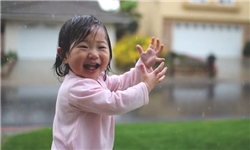 واکنش بچه‌ای که برای اولین‌ بار باران دید/عکس