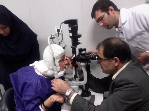 جراحی چشم یکی از قربانیان اسید پاشی اصفهان توسط وزیر بهداشت+گزارش تصویری