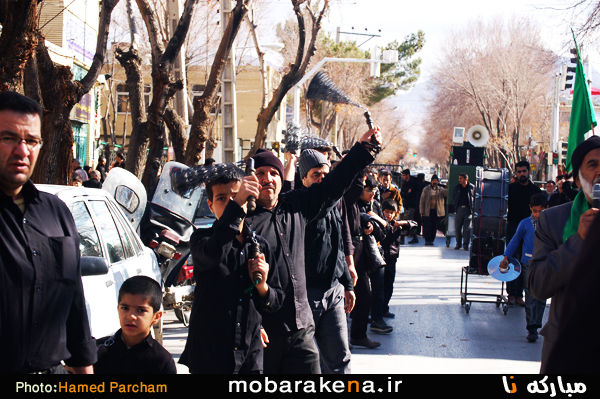 گزارش تصویری به راه  افتادن دسته های  سینه زنی و زنجیر زنی عزاداری مردم  مبارکه به مناسب ۲۸ صفر