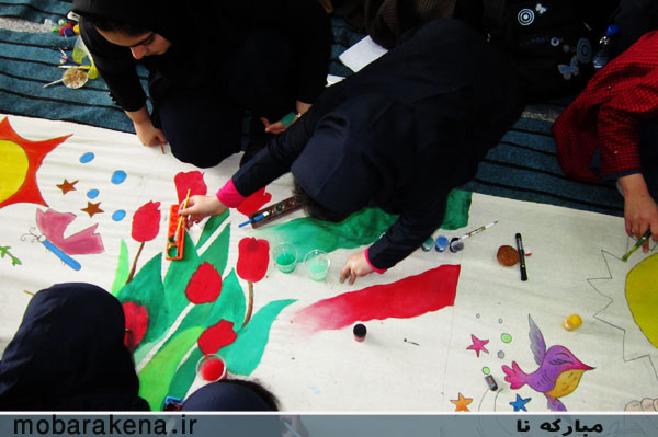 وقایع انقلاب به دست دانش آموزان دخترشهرستان مبارکه بر روی پارچه نقاشی شد/گزارش تصویری