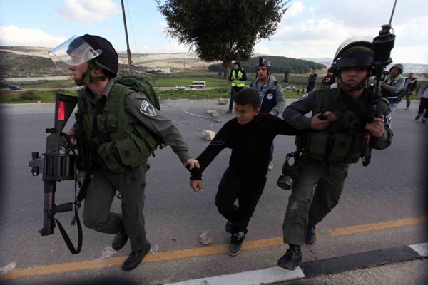 زخمی شدن دو فلسطینی/ یک نظامی صهیونیست زیر گرفته شد