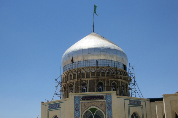 غباروبی و عطرافشانی آستان مقدس امامزاده حلیمه خاتون کرکوند/تصاویر