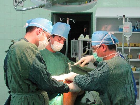اولین عمل تعویض کامل مفصل زانو در بیمارستان محمد رسول الله(ص) مبارکه /تصاویر