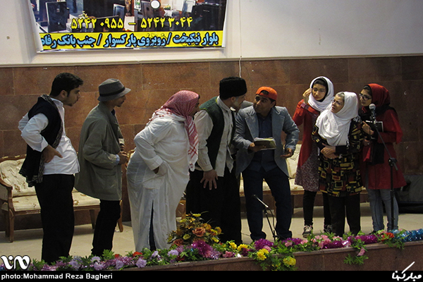 نمایش طنز «همسر ایده آل»در مبارکه/ گزارش تصویری
