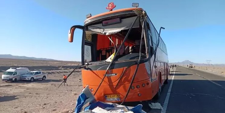 ۷ مصدوم در برخورد اتوبوس سرویس کارکنان پلی اکریل اصفهان و کشنده تریلی