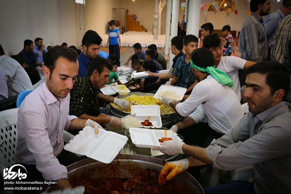 توزیع ۲۴۰۰ غذا در روستای ده سرخ مبارکه/ تصاویر