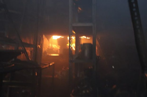 آتش سوزی در شرکت مواد شیمیایی در مبارکه/ ۹۰ درصد آتش مهار شده است