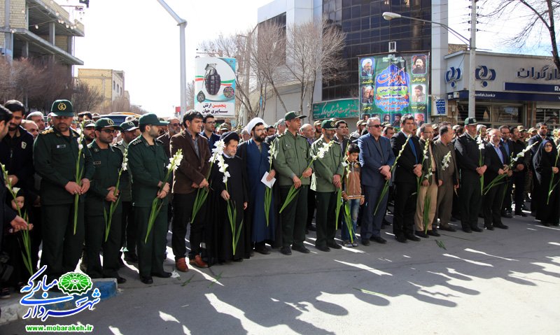گزارش تصویری / گلباران تمثال امام خمینی (ره) و آغاز دهه فجر در شهر مبارکه