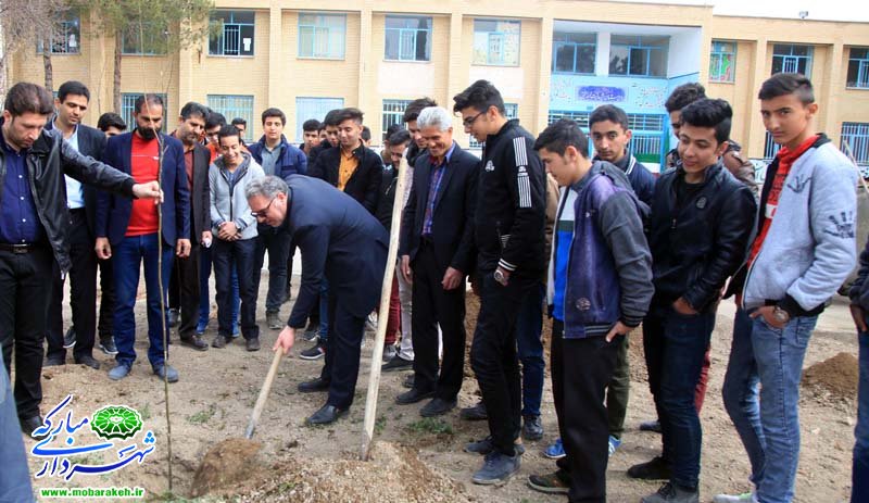 به مناسبت گرامیداشت هفته درختکاری / کاشت نهال در مدرسه شهید بهشتی
